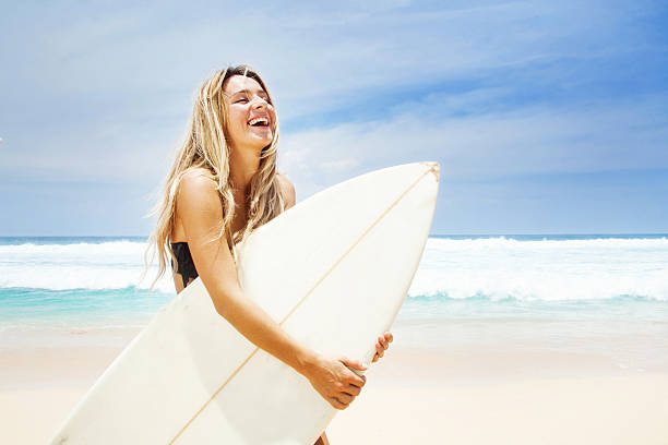 젊은 여자 블랙 비키니, 서핑보드 - beach surfing bikini retro revival 뉴스 사진 이미지