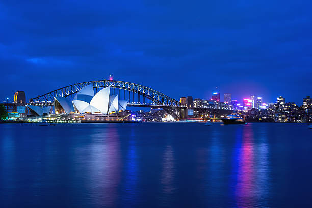opera house e ponte do porto em crepúsculo. - sydney harbor fotos imagens e fotografias de stock