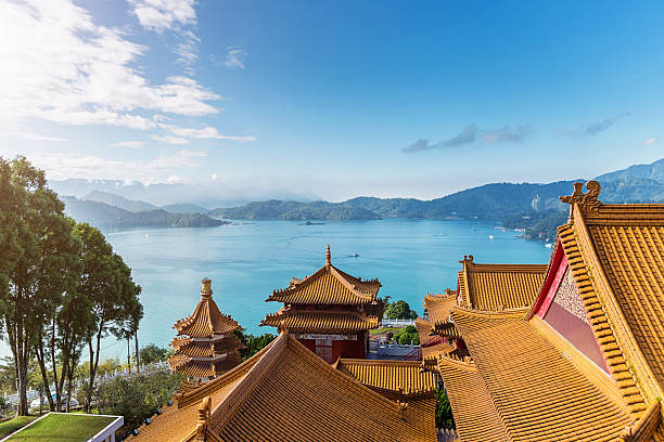 sun moon vista al lago en templo tejados de taiwán - sun moon lake fotografías e imágenes de stock