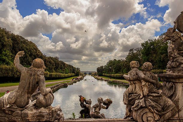 o palácio real de caserta :  o jardim. itália (campânia). - ancient past classic monument imagens e fotografias de stock