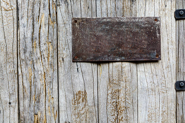 istock Old metal sign on wood background 528712611