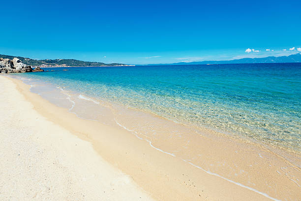 estate sulla spiaggia di sabbia-concetto di viaggi e vacanze - vacations halkidiki beach sand foto e immagini stock