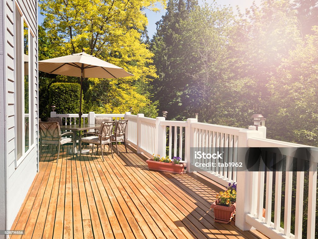 De la lumière du jour éclatante tomber sur la terrasse extérieure - Photo de Terrasse en bois libre de droits