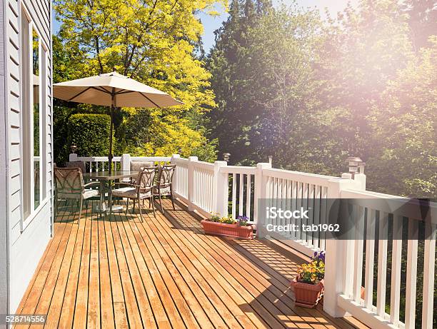 Photo libre de droit de De La Lumière Du Jour Éclatante Tomber Sur La Terrasse Extérieure banque d'images et plus d'images libres de droit de Terrasse en bois