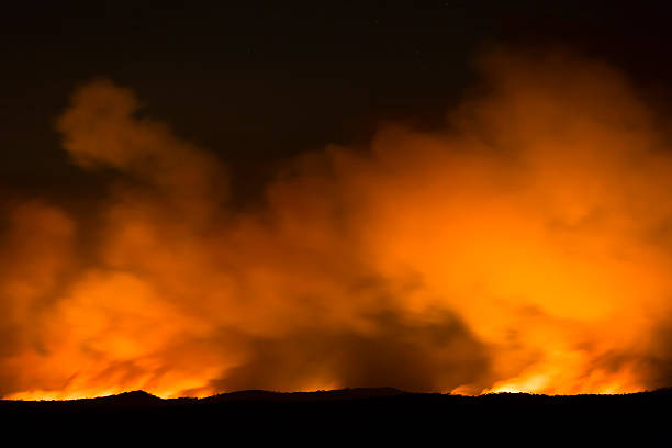 bushfire 、炎と煙に「ホライゾン」、コピースペース - ブルーマウンテン国立公園 写真 ストックフォトと画像