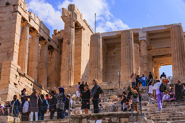 atenas, grecia los turistas a la acrópolis - column gate classical greek roof fotografías e imágenes de stock