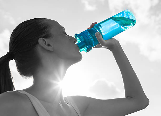 wody pitnej koncepcja - water bottle sports and fitness selective focus sport zdjęcia i obrazy z banku zdjęć