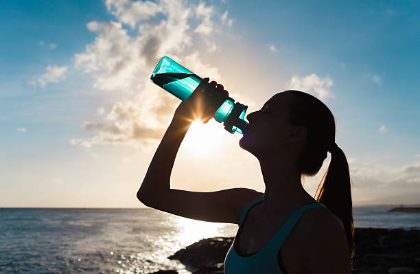 mulher beber água durante o exercício - water bottle sports and fitness selective focus sport - fotografias e filmes do acervo