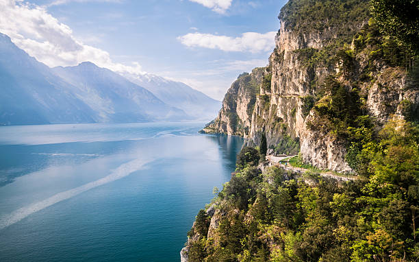 великолепная панорама на озеро гарда окружен горы. - riva degli schiavoni стоковые фото и изображения