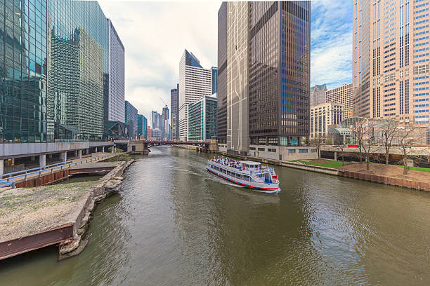 Downtown Chicago and Chicago River Downtown Chicago and Chicago River. aon center chicago photos stock pictures, royalty-free photos & images