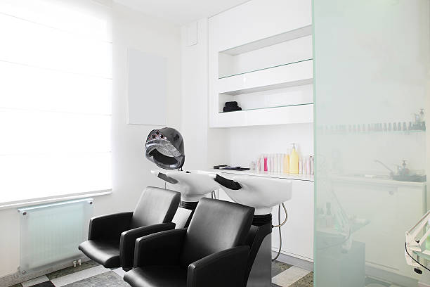 interno di un moderno salone di bellezza - macro chair domestic room contemporary foto e immagini stock