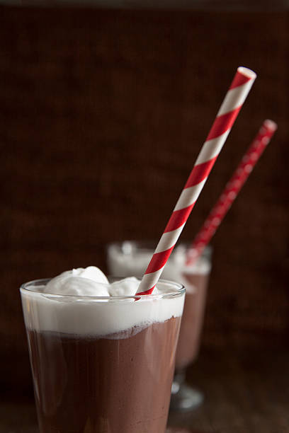 chocolate caliente con crema batida en vidrio - foto de stock