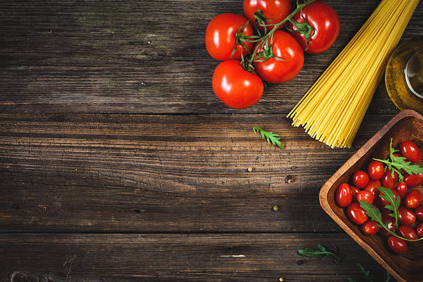 essen hintergrund :  frisch kochen zutaten mit hölzernem hintergrund - italian culture ingredient spaghetti food stock-fotos und bilder