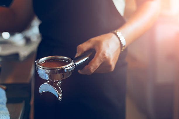 istock portafilter in human hand 528736176