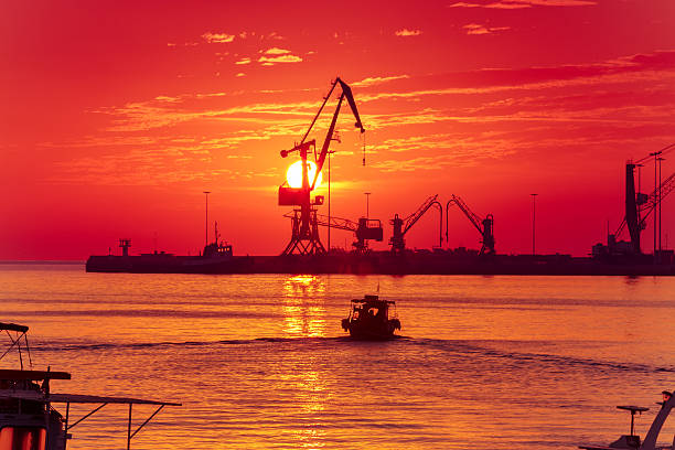 atardecer en el puerto de iráklion (candía), creta, grecia - derrick crane fotos fotografías e imágenes de stock