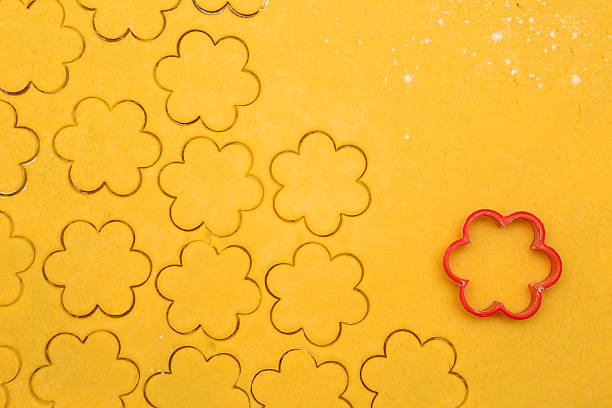 el proceso de creación de navidad galletas caseras - cortador de masa fotografías e imágenes de stock