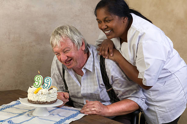 glücklich rentner mit geburtstag kuchen - long life cake birthday cake grandparent stock-fotos und bilder