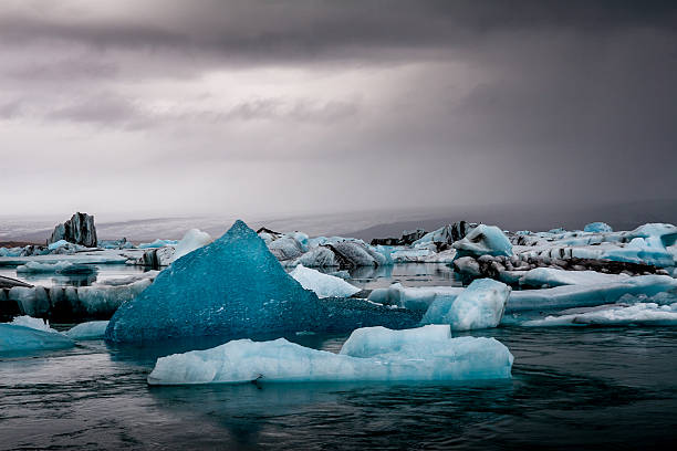 Incredibile lago glaciale di Jokulsarlon completamente flottanti e sciogliere i - foto stock