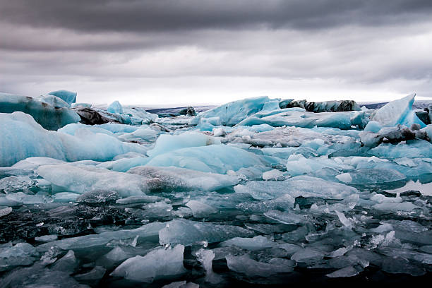 Incredibile lago glaciale di Jokulsarlon completamente flottanti e sciogliere i - foto stock
