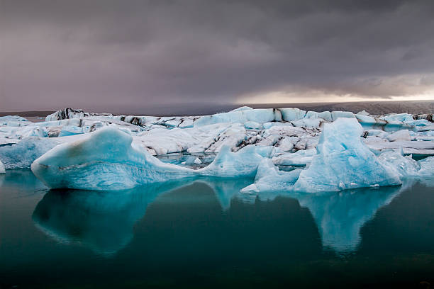 Incredibile lago glaciale di Jokulsarlon completamente flottanti e sciogliere i - foto stock