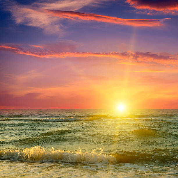 istock Fantastic sunrise on the ocean 528742862