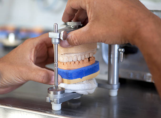 dental techniker arbeiten in dental labor - articulator stock-fotos und bilder