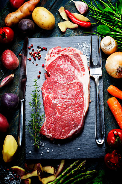 jedzenie w tle z świeżych warzyw i surowe steki wołowe - steak red potato dinner beef zdjęcia i obrazy z banku zdjęć