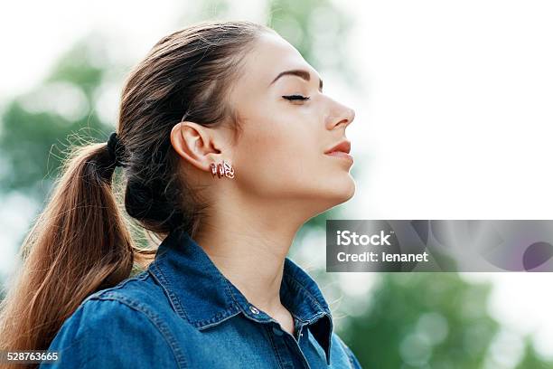 Frau Atmen Frischen Luft Stockfoto und mehr Bilder von Reinheit - Reinheit, Wind, Atemübung