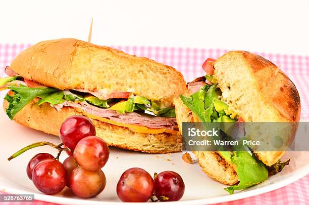 Jamón De La Selva Negra En Tostado Rollo Foto de stock y más banco de imágenes de Bocadillo - Bocadillo, Mostaza de Dijon, Aguacate