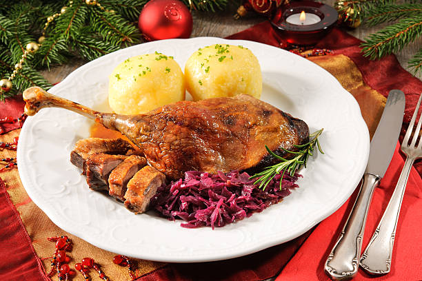 boże narodzenie gęś - goose roasted goose meat spit roasted zdjęcia i obrazy z banku zdjęć