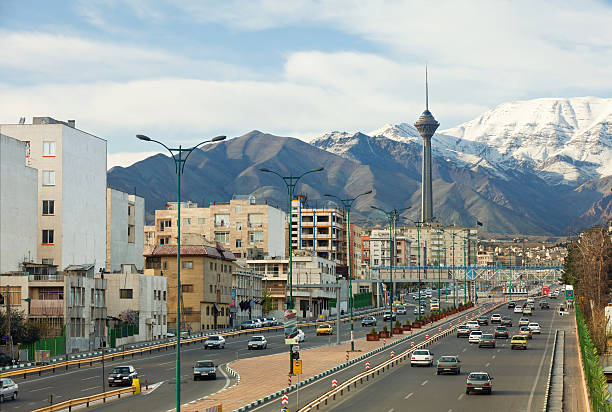 vista sulla strada di teheran con milad tower e alborz montagne - teheran foto e immagini stock