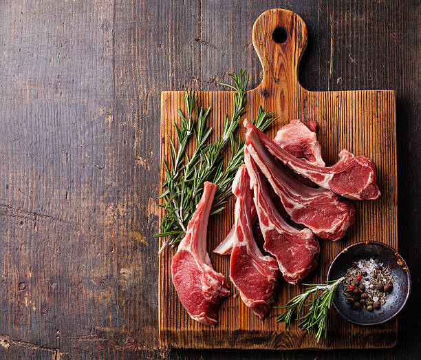costelas de carne crua fresca carneiro - cutlet imagens e fotografias de stock
