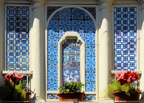 Damascus, Syria: ornate wall at Al-Naasan palace - flower pots and blue decorative tiles - photo by M.Torres