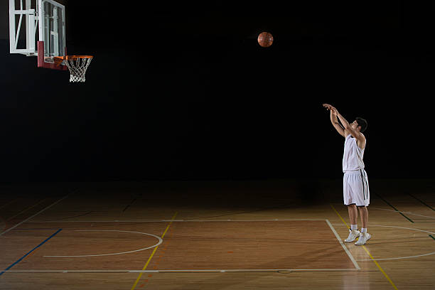 игрок практиковаться свободный бросок - basketball young men sport 20s стоковые фото и изображения