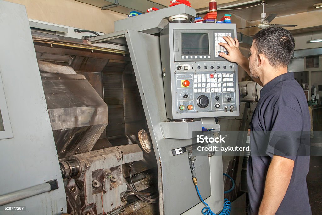 Operador De Máquinas Cnc Giro De Configuración Foto de stock y más banco de imágenes de Aburrimiento - Aburrimiento, Acero, Actividad - iStock Operador De Máquinas Cnc Giro De Configuración Foto de stock y más banco de imágenes de Aburrimiento - Aburrimiento, Acero, Actividad - iStock