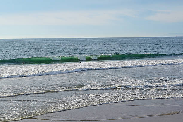 マンハッタンビーチの波 - santa monica surfing beach city of los angeles ストックフォトと画像