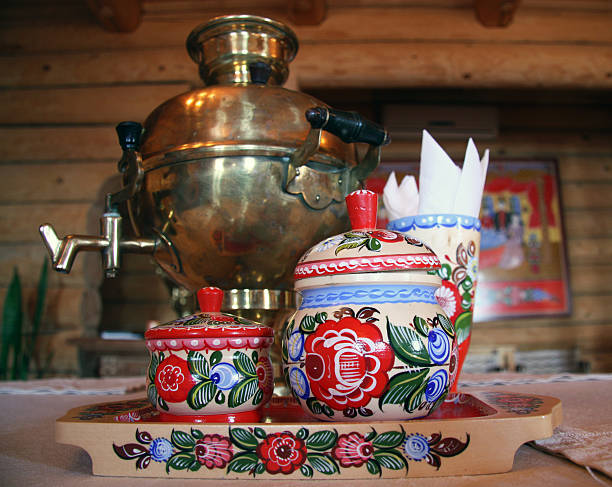 russian bere tè con samovar e arredato in legno tradizionale utensile - izba foto e immagini stock