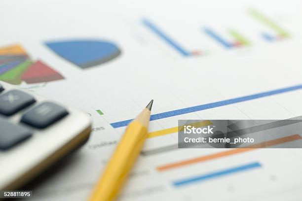 Finanzielle Daten Analysieren Stockfoto und mehr Bilder von Analysieren - Analysieren, Arbeiten, Bankkonto