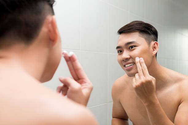 istock Applying facial lotion 528815111