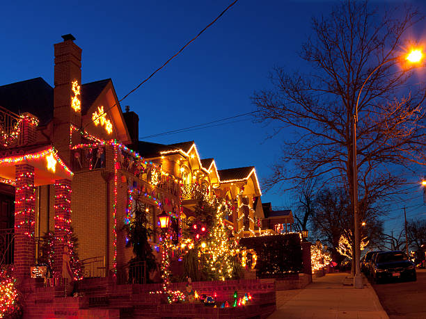 lusso casa con luci di natale di brooklyn al tramonto, new york. - christmas lights wreath christmas blue foto e immagini stock