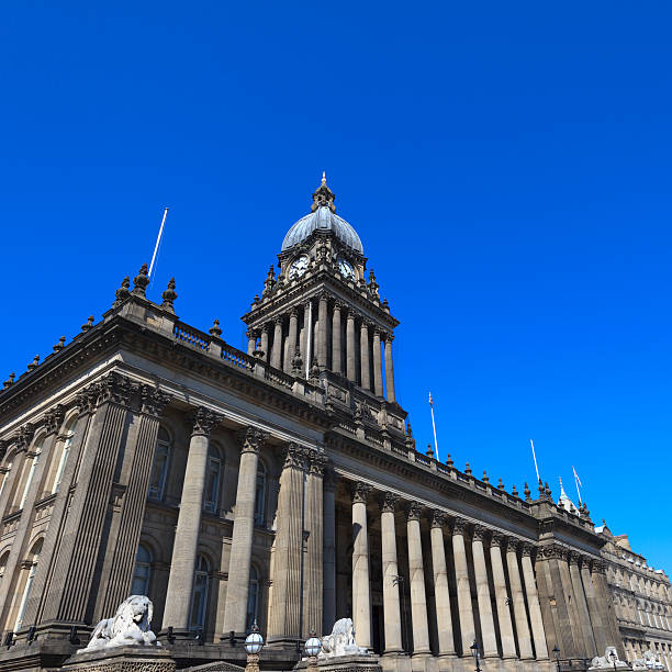 leeds town hall - leeds england leeds town hall town town hall fotografías e imágenes de stock