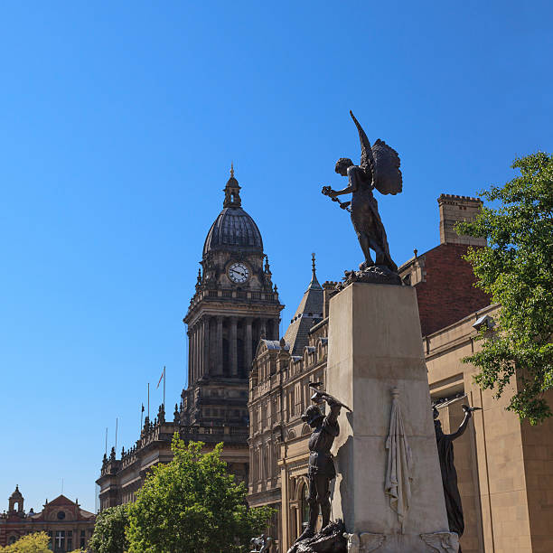 monumento de la guerra, en el centro de leeds - leeds england leeds town hall town uk fotografías e imágenes de stock