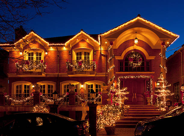 casa de luxo com luzes de natal no pôr do sol, nova iorque. - christmas lights wreath christmas blue imagens e fotografias de stock