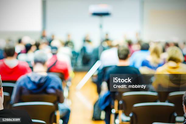 Businesskonferenz Stockfoto und mehr Bilder von Anleitung - Konzepte - Anleitung - Konzepte, Bildkomposition und Technik, Bildschärfe