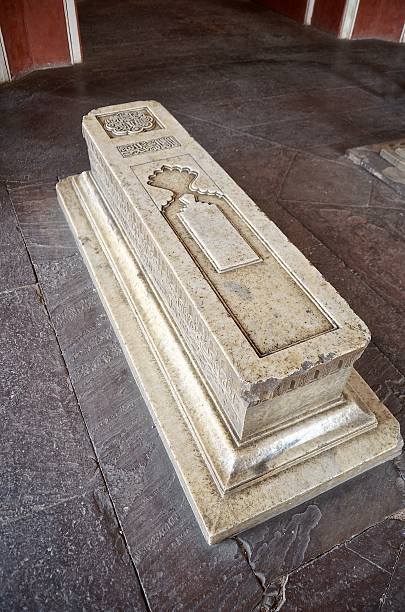 istock India Delha - Stone tomb inside Humayun's Tomb 528863725