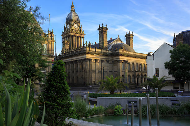 leeds town hall al atardecer - leeds england leeds town hall town town hall fotografías e imágenes de stock