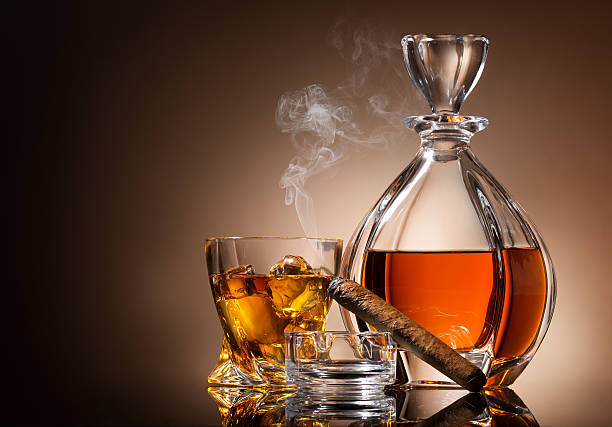 carafe de whiskey - cigar whisky bar cognac photos et images de collection