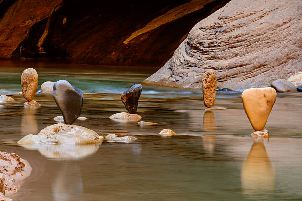 ausgewogene rocks spiegelt in zion narrows-canyon - zion narrows stock-fotos und bilder