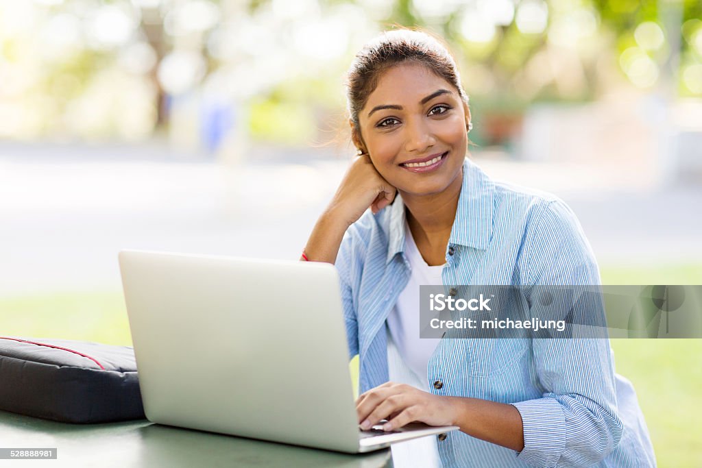 indian university student mit laptop im Freien - Lizenzfrei Indischer Abstammung Stock-Foto