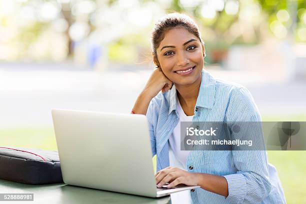 Indian University Student Mit Laptop Im Freien Stockfoto und mehr Bilder von Indischer Abstammung - Indischer Abstammung, Universitätsstudent, Attraktive Frau